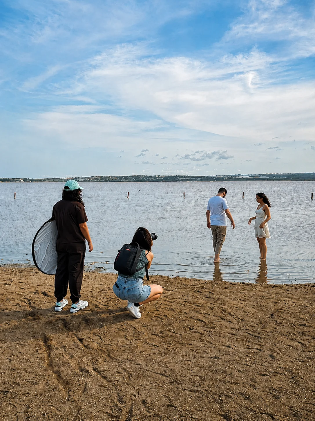 Isabela Moreira supporting a couple's photo session by the sea
